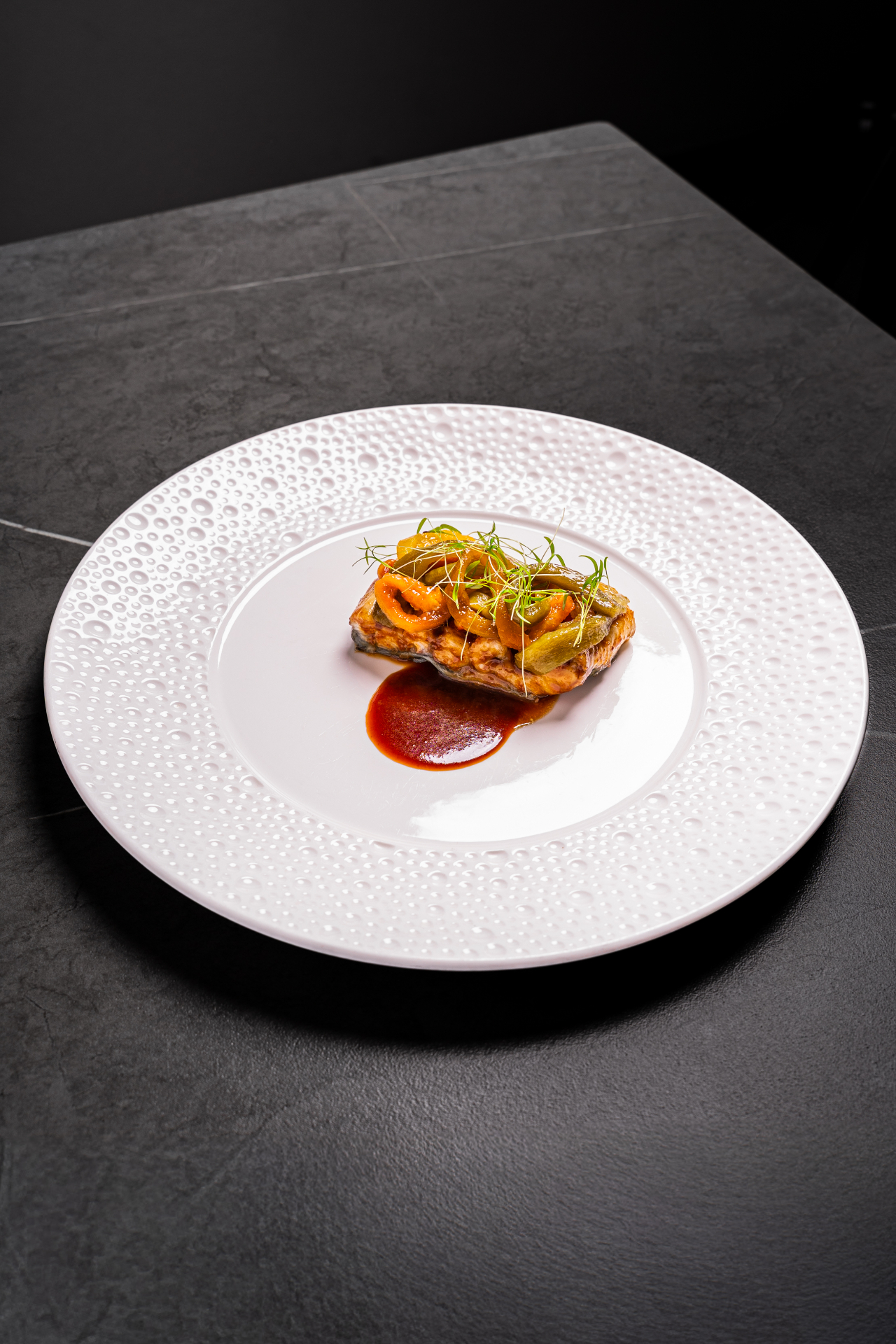 Anguilla gourmet con verdure e salsa — food photography Verona