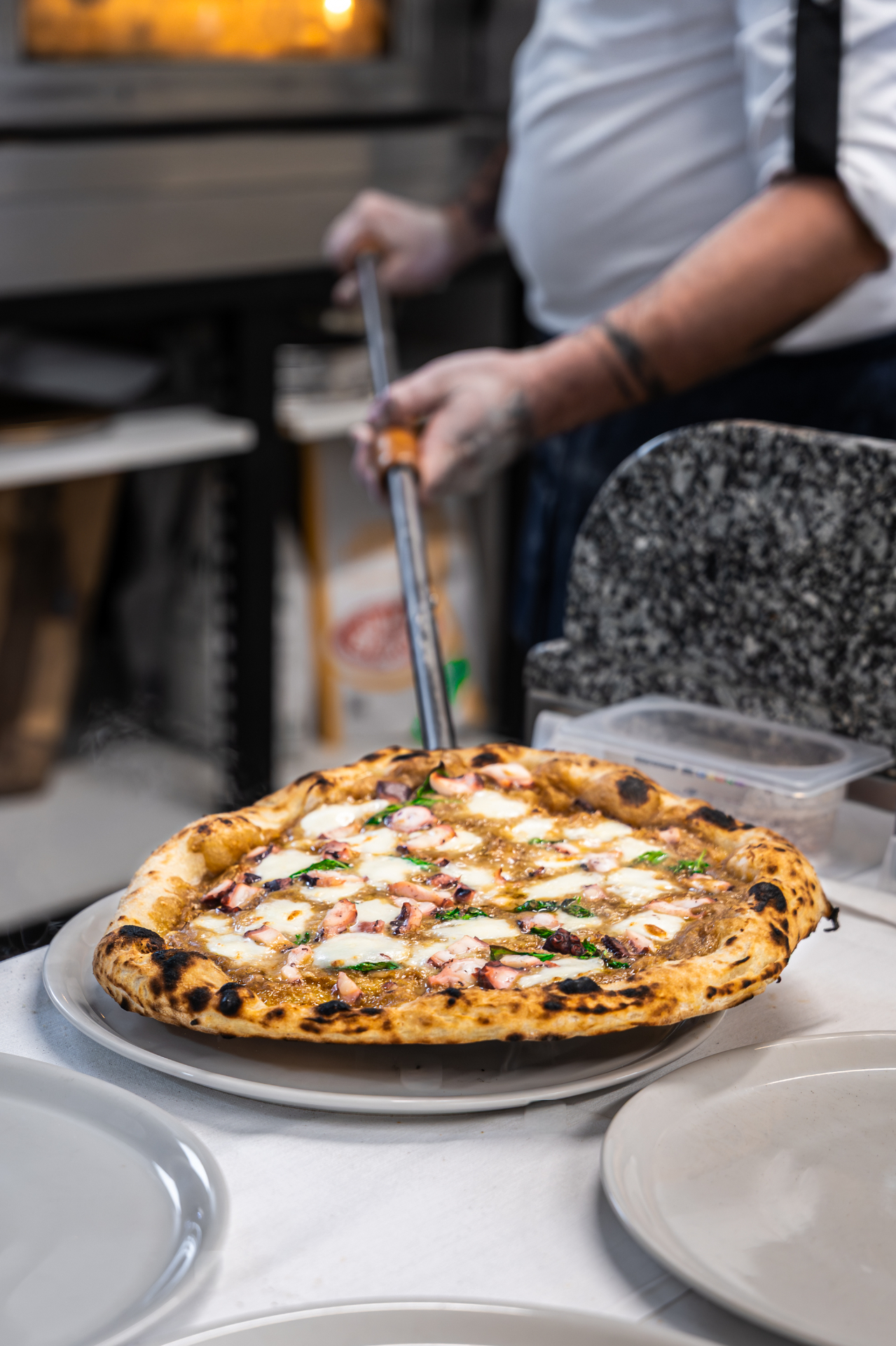 Pizza napoletana con polpo appena sfornata — fotografo ristorante Desenzano