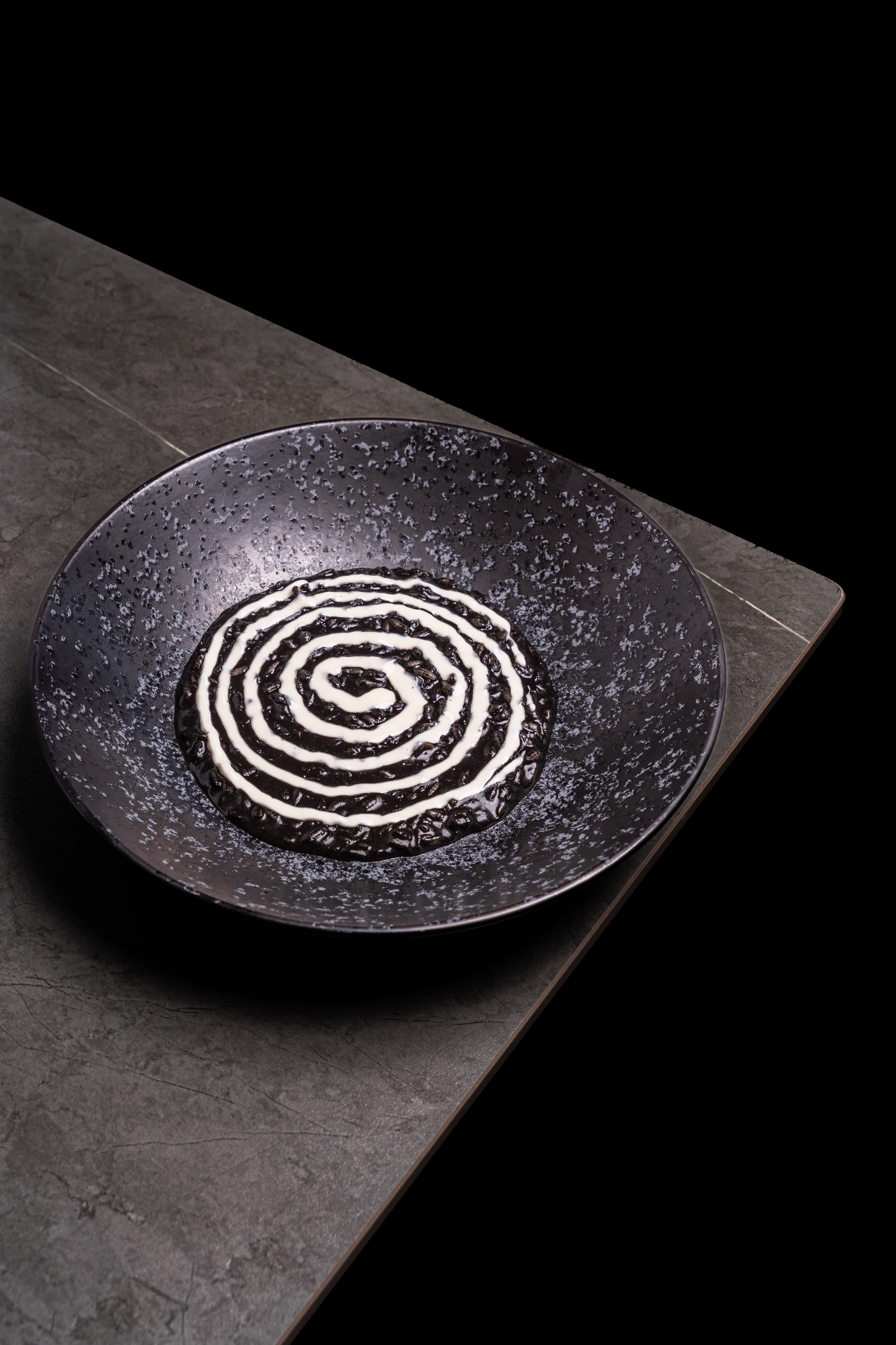 Risotto al nero di seppia con spirale di crema — foto menu ristorante Sirmione