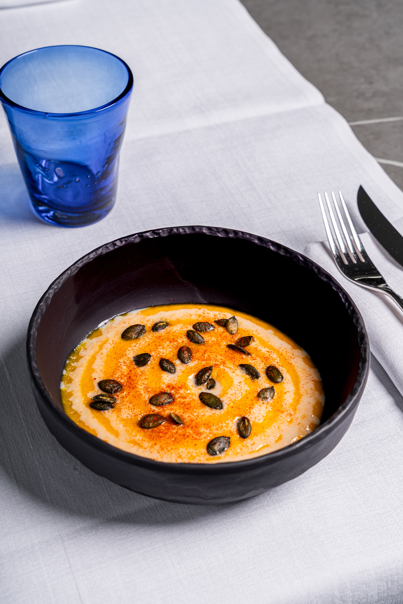 Vellutata di zucca con semi e paprika — fotografo pizzeria Lago di Garda