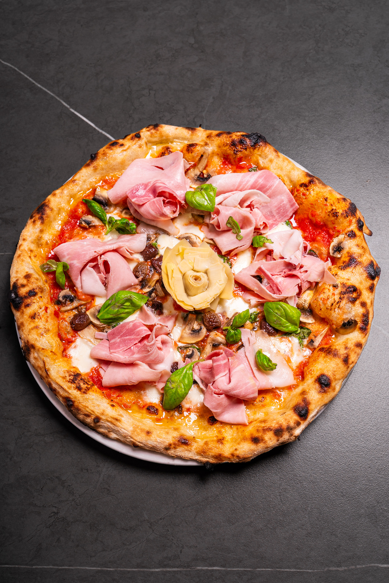 Pizza capricciosa con prosciutto e carciofi — fotografia food Trento
