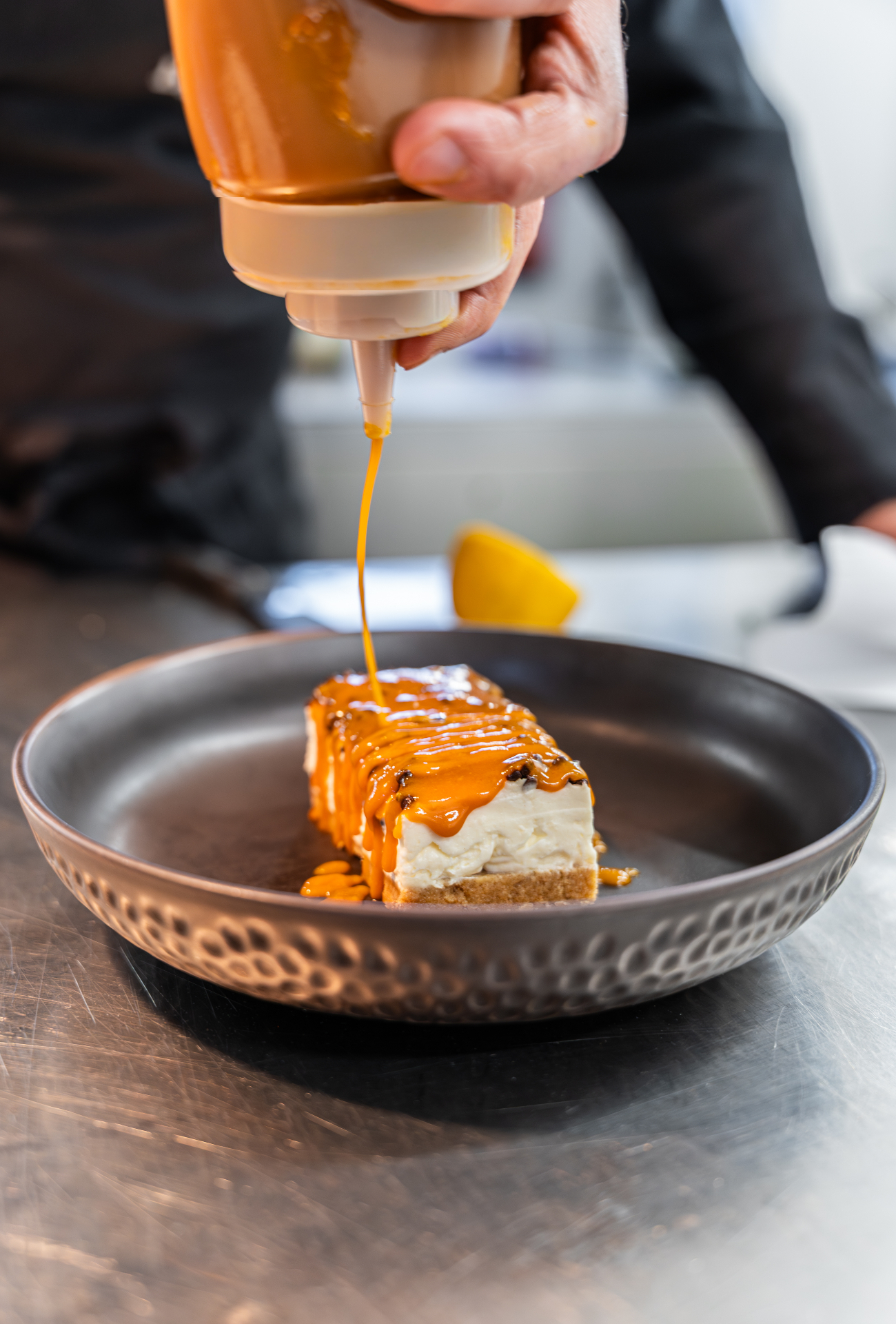 Cheesecake con salsa al caramello — fotografia food professionale