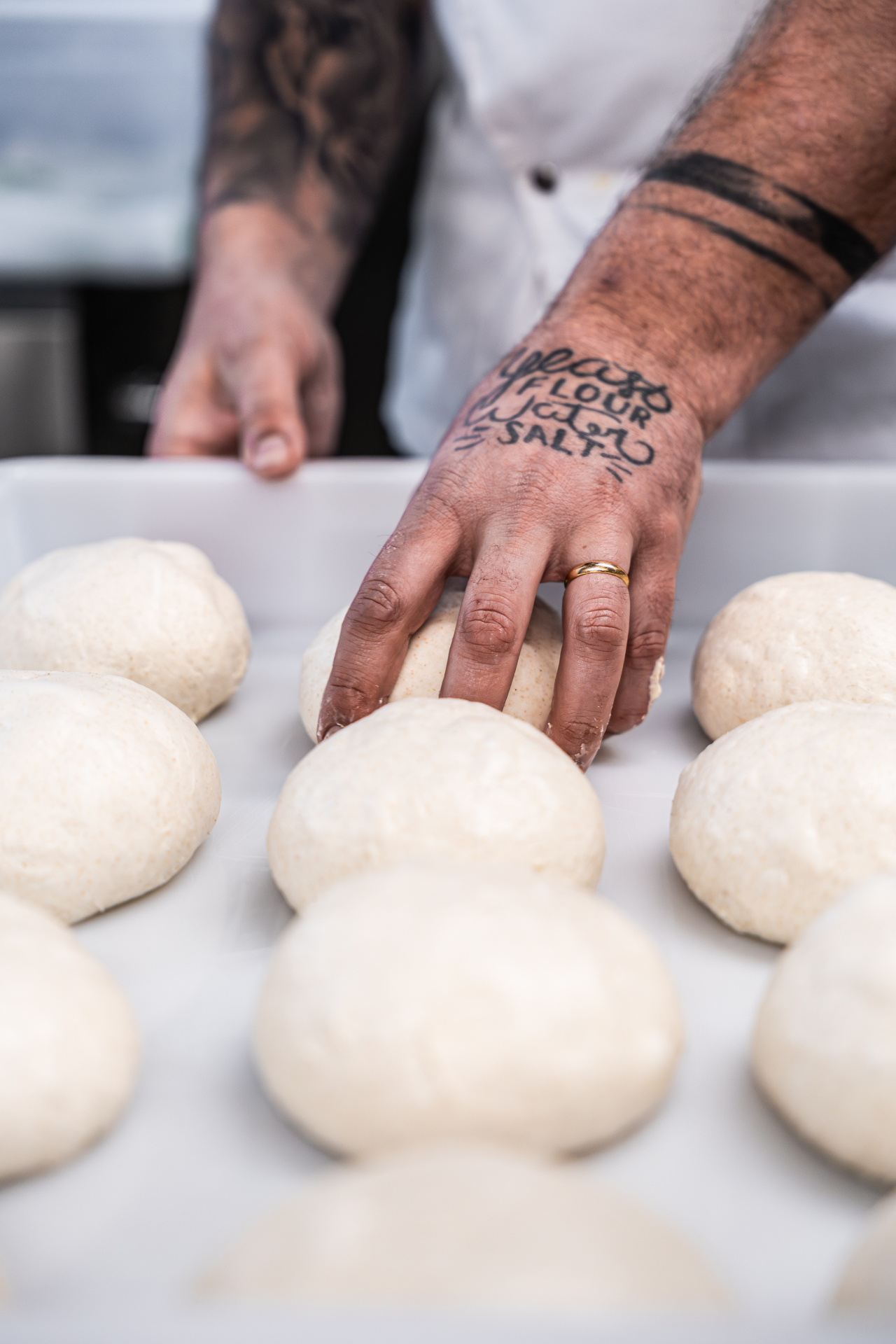 Pizzaiolo lavora panetti di impasto — fotografo food ristoranti